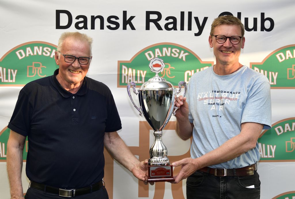 En nyindstiftet vandrepokal til totalvinderne af Oresund Rally gik til far og søn, Leif Poulsen og Kent Poulsen
(Foto: Michael Eisenberg, Intercom)